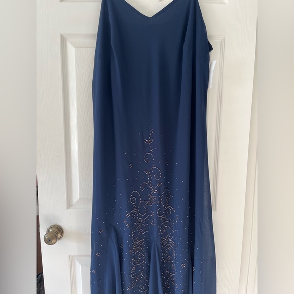 NWT Gorgeous long dress with beautiful design - Picture 3 of 8